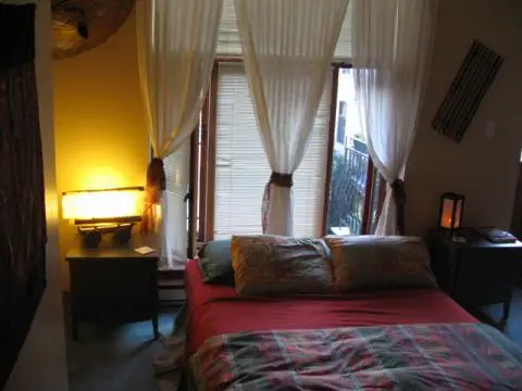 Cozy Furnished 1900s Cottage-Condo