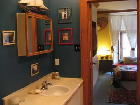 Cozy Furnished 1900s Cottage-Condo