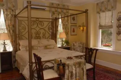 Riverdale Inn
