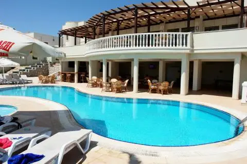 Lovely garden apartment with pool