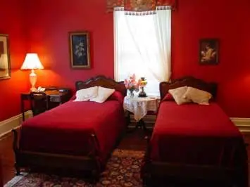 The Oakwood Inn Bed And Breakfast