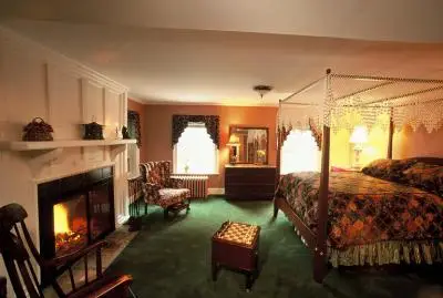 Cromwell Manor Inn Bed And Breakfast