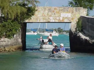 Bahama Houseboats