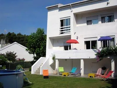 Beach House with Pool 8 to 10 pax Moledo